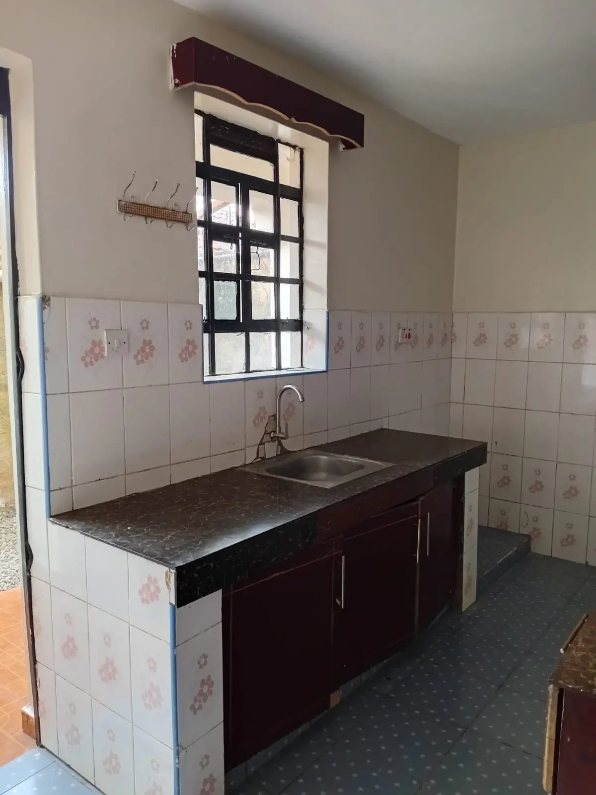 Compact kitchen with dark cabinetry and ceramic tile backsplash
