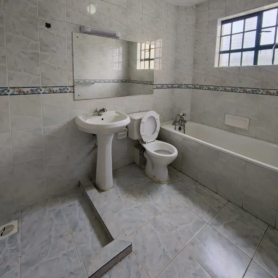 Clean bathroom with pedestal sink, toilet, and bathtub