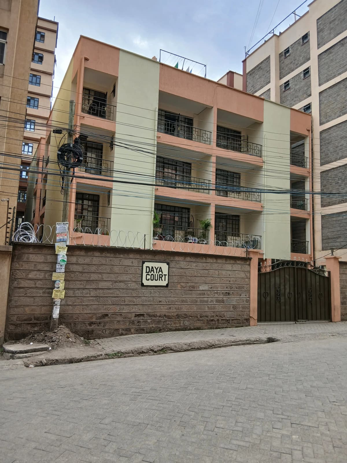 Daya Court
