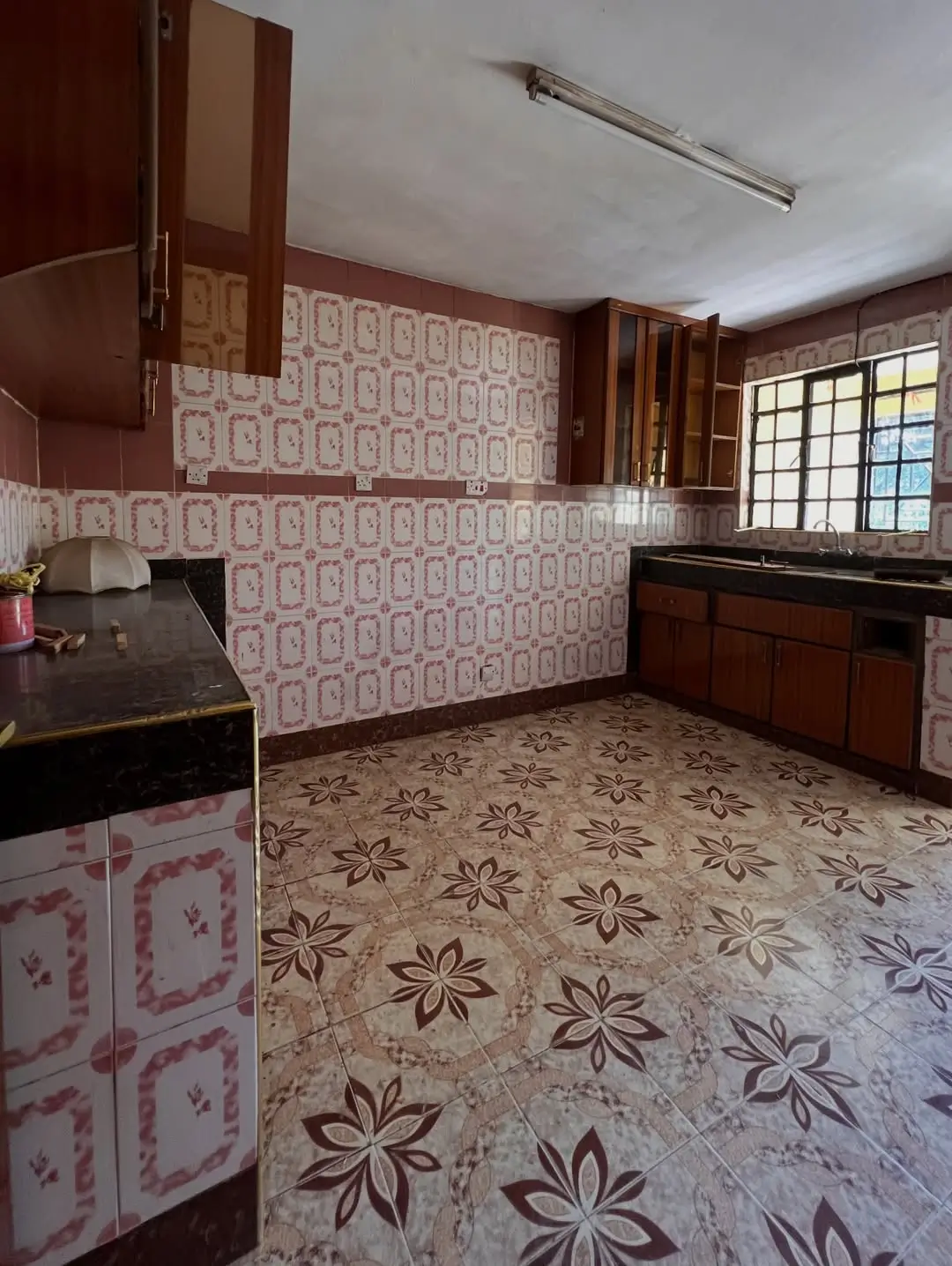Traditional kitchen with patterned tiles and wooden cabinetry