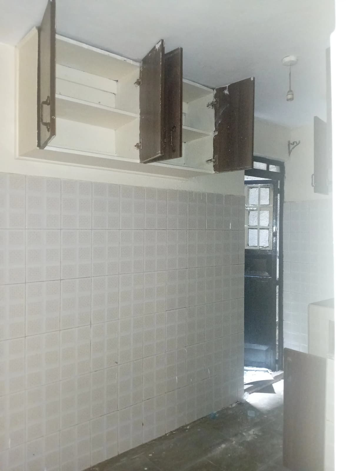 Compact kitchen with wall-mounted cabinets and tiled backsplash