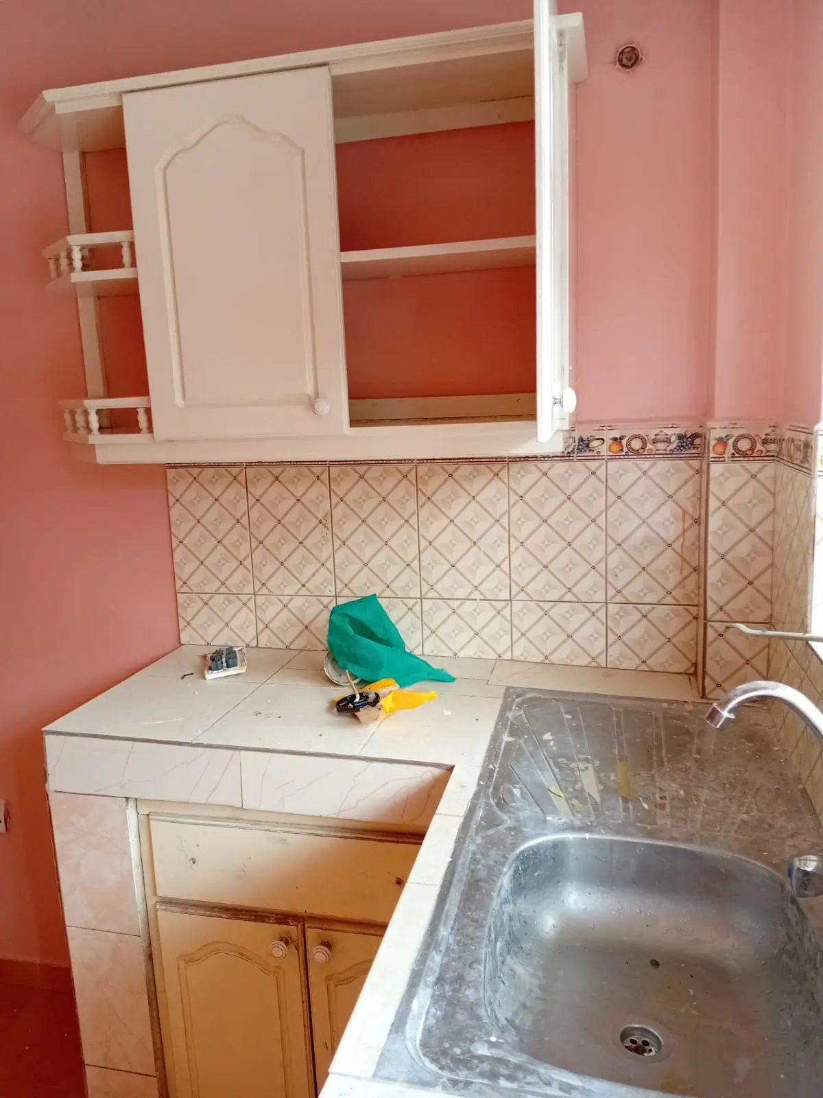 Bathroom with sink, mirror cabinet, pink walls, tile backsplash