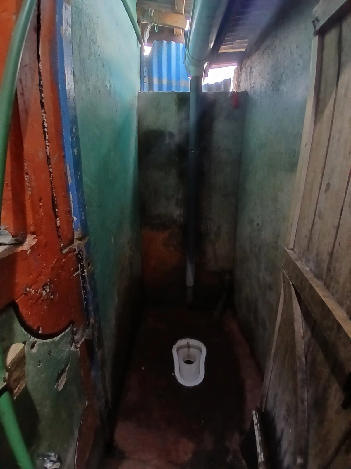 Narrow utility space with washing equipment and storage