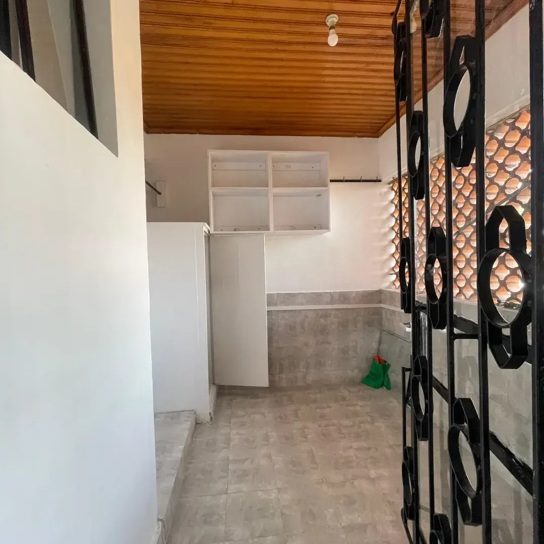 Compact kitchen with wooden ceiling, basic cabinetry, concrete floor