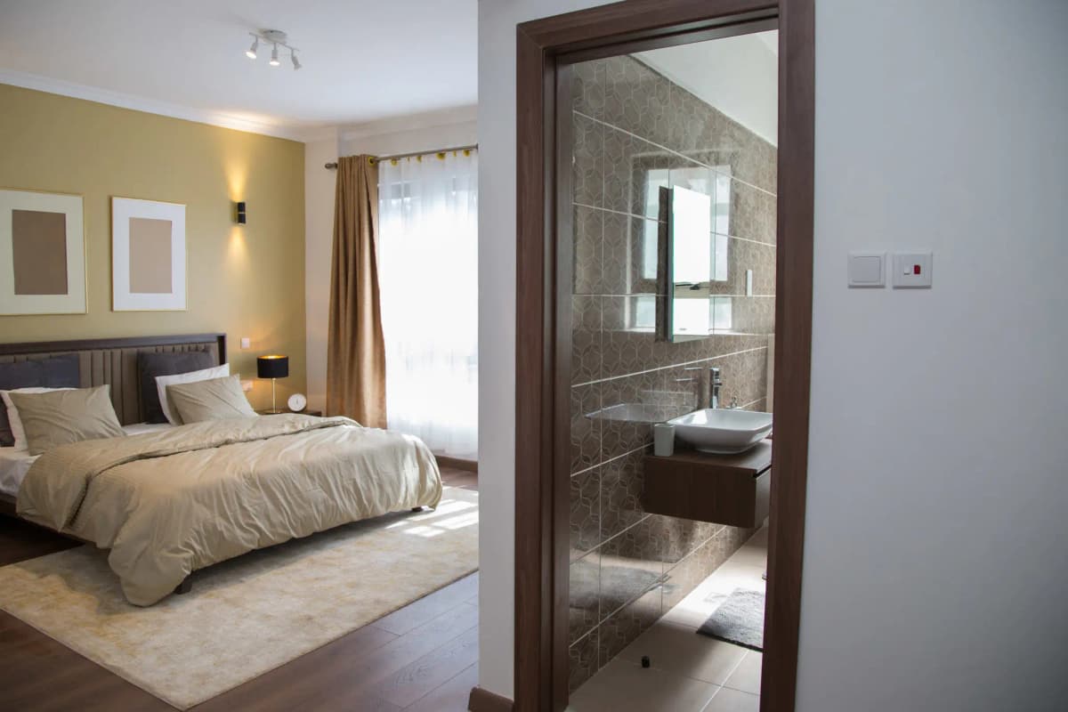 Master bedroom with en-suite bathroom, modern furnishings